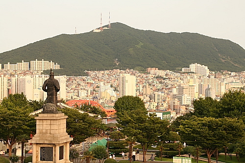 용미산을 바라보는 이순신 장군 